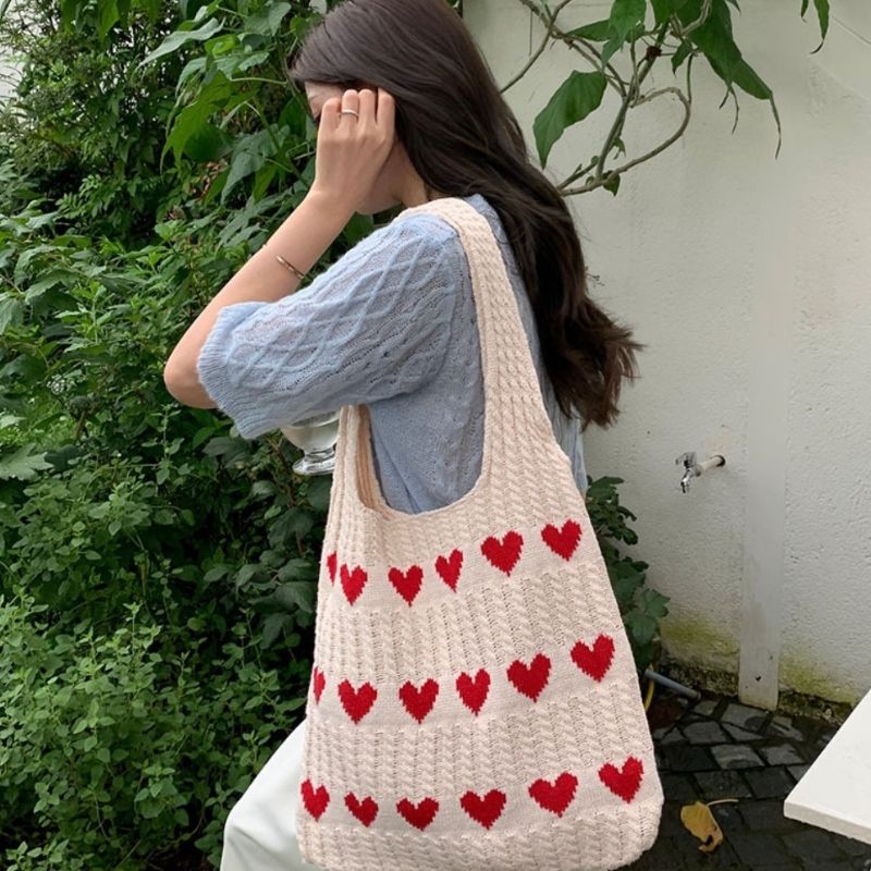 Irene - Chic beach bag with knitted heart pattern